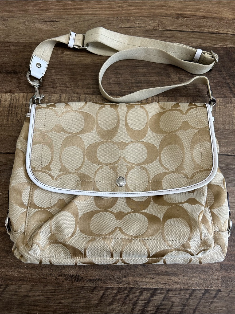 Coach Kyra Daisy Signature Messenger Bag Tan White F16557 Fits 15β Laptop